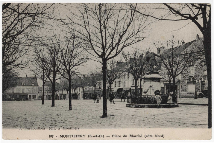 MONTLHERY. - Place du marché et monument aux morts [Editeur Desgouillons]. 