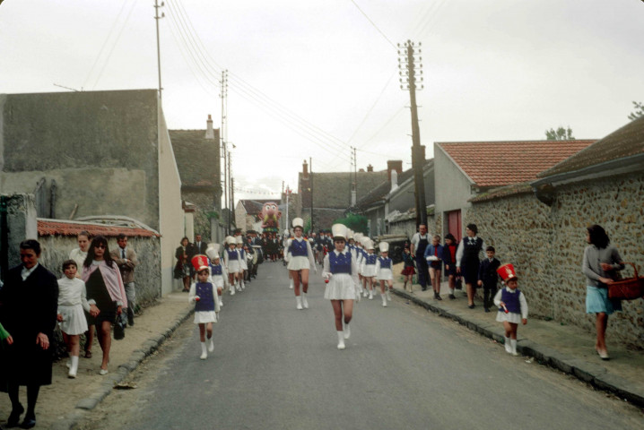 CHEPTAINVILLE. - Fête communale, défilé des majorettes de LA FERTE-ALAIS [scène animée] ; couleur ; 5 cm x 5 cm [diapositive] (1968). 