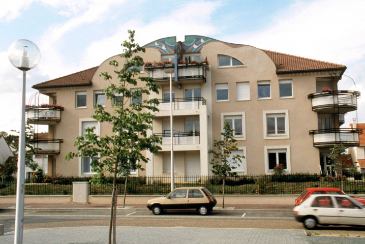 EVRY, Bois Sauvage. - Rue de la Clairière [villa Clairière, architecte Ludwig PERETZ, 1993] : une boîte de diapositives. 