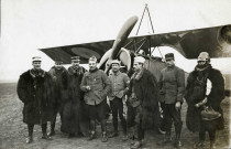 Groupe de huit militaires aviateurs devant un avion Morane-Saulnier à Muizon : photographie noir et blanc.