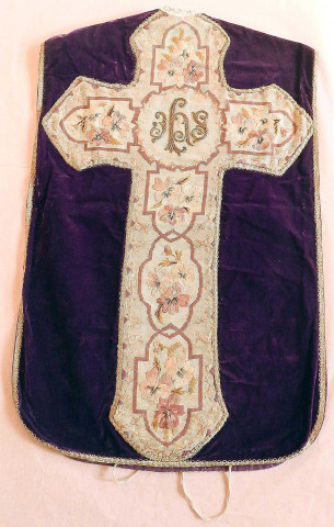 ornement liturgique violet : chasuble, étole de clerc, voile de calice