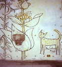 Mur intérieur (côté porte d'entrée), bénitier et fresque de la porte (chat et signature de Jean COCTEAU détail), film positif, couleur, 1964.