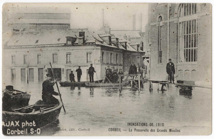 CORBEIL-ESSONNES. - Inondations de 1910. La passerelle des grands moulins, Mardelet. 