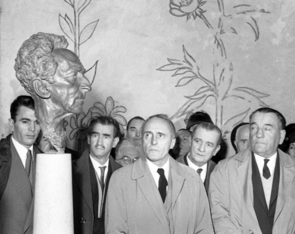 Buste de COCTEAU par Arno BREKER, 16 octobre 1964, 1 bande de 5 négatifs, noir et blanc. 