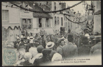 Dourdan .- Festival du 1er juillet 1906 : défilé rue Saint-Pierre [juillet 1906]. 