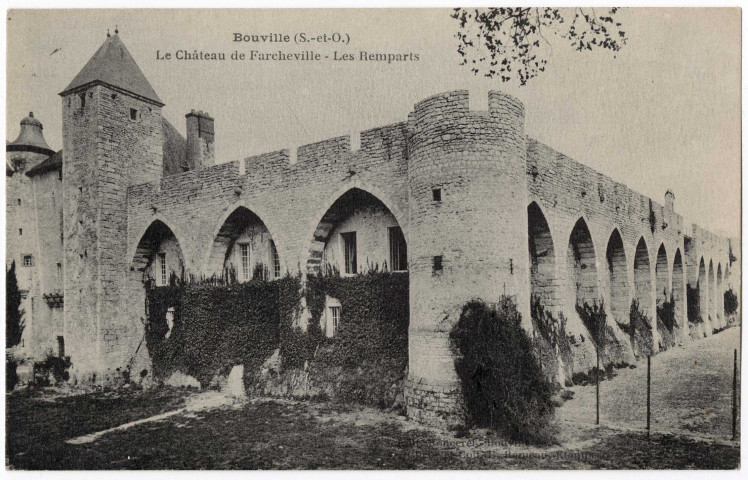 BOUVILLE. - Château de Farcheville. Les remparts. 