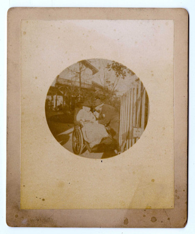 Félix TOURNACHON dit NADAR et Ernestine sa femme au manoir de l'Ermitage de Notre-Dame de Consolation en forêt de Sénart [sans date]. Photographie, N et B. 