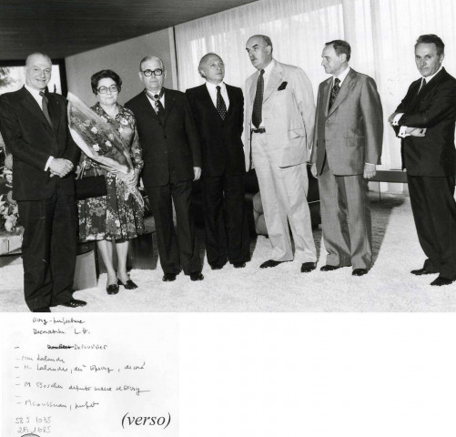 EVRY.- Préfecture d'EVRY. Remise de la légion d'honneur à M. LALANDE, directeur d'Epevry : M. COUSSERAN en compagnie de M. et Mme LALANDE et de M. BOSCHER, maire d'EVRY, [1975], N et B. 