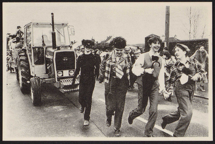 MARCOUSSIS.- Une tradition locale, le Binau : défilé dans la rue (24 février 1980).
