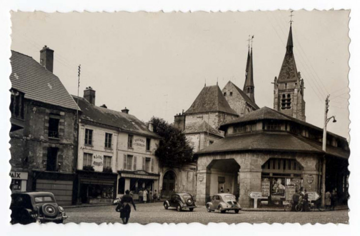 DOURDAN. - Le marché couvert et les flèches de l'église St-Germain XIIème siècle. Dupont, sépia. 