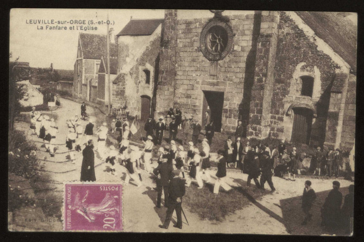 LEUVILLE-SUR-ORGE. - La fanfare et l'église. Editeurs G. Dubois et Union phototypique parisienne, Paris, 1933, timbre à 20 centimes, sépia. 
