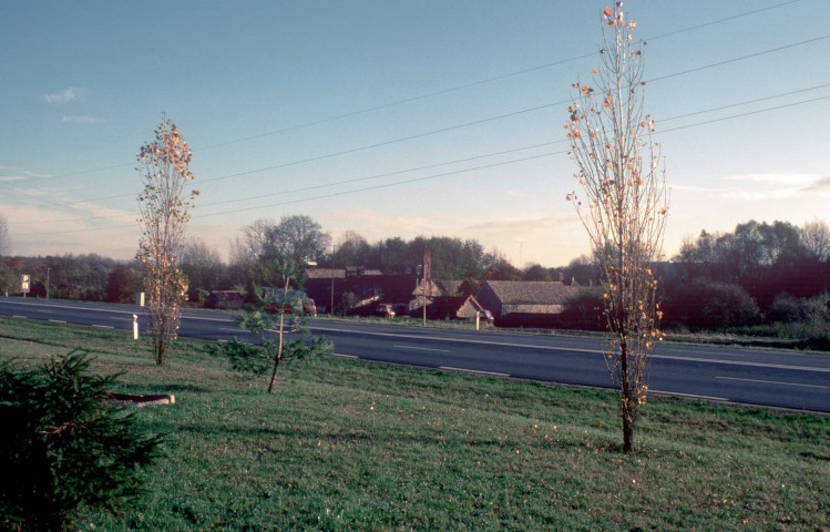 ETRECHY. - La route nationale 20 et les bâtiments d'une ancienne ferme (novembre 1979). 