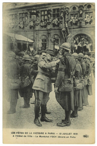 Les fêtes de la victoire à Paris, le 13 juillet 1919. A l'hôtel de ville, le maréchal Foch décore un poilu.