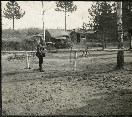 Maison rustique, entrée du camp : photographie noir et blanc.