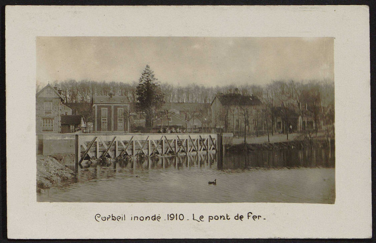 Corbeil-Essonnes.- Inondé en 1910 : le pont de fer (21 mars 1910). 