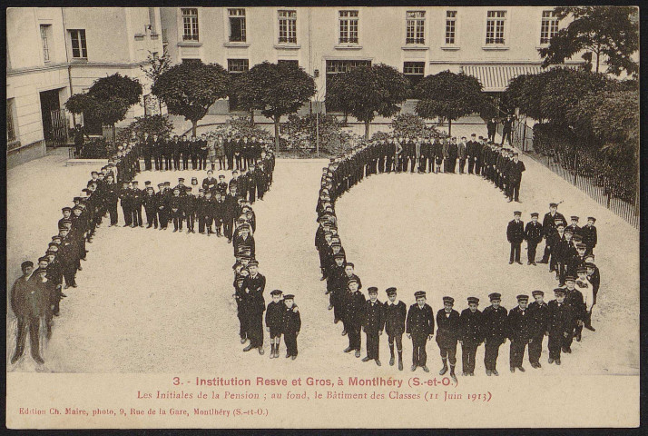 Montlhéry.- Institution Resve et Gros. Les initiales de la pension ; au fond, le bâtiment des classes (11 juin 1913). 