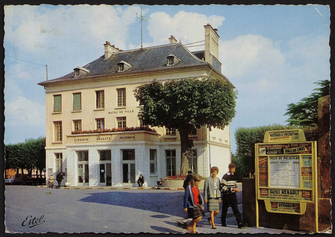 Palaiseau.- L'hôtel de ville et la place (17 août 1964). 