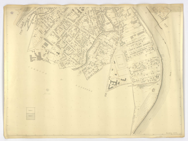 Fonds de plan topographique de CORBEIL établi en 1943 par M. SAITRE, géomètre, vérifié par M. DANGUEL, ingénieur, feuille 2, 1944. Ech. 1/2.000. N et B. Dim. 0,74 x 0,99. 