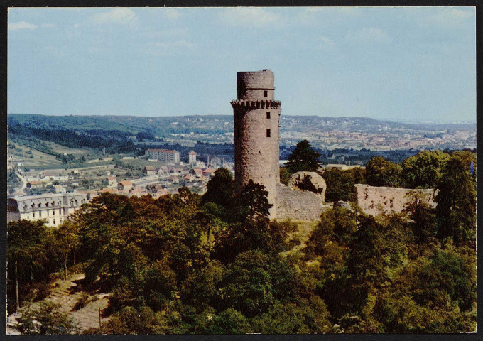 Montlhéry.- Vue aérienne de la tour [1964-1990]. 
