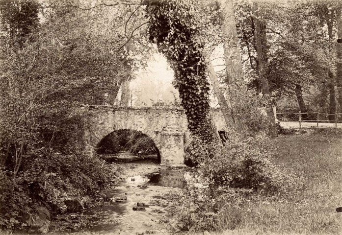 Pont de LAUNAY, dessous : photographie N. et B. collée sur album, Dim. 114 x 167 cm. 