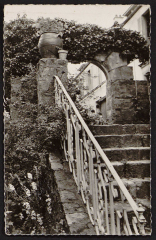 MARCOUSSIS.- La Ronce : porte et escalier extérieurs [1950-1960].