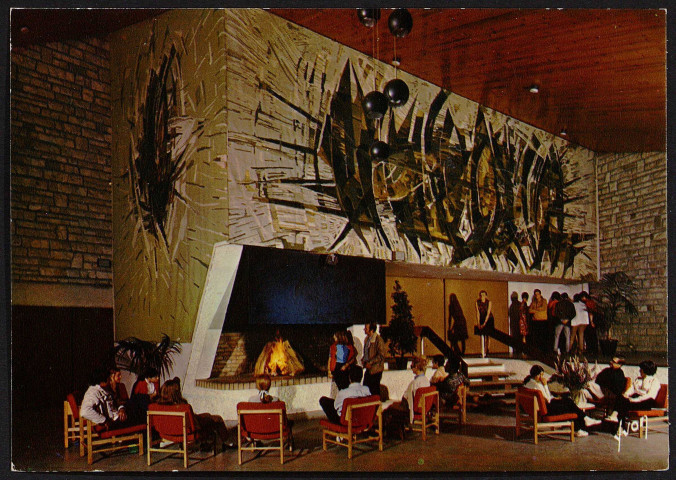 Dourdan .- Villages Vacances Familles, le Normont : salle du 1er mai avec tapisserie murale de Dupuys. Maquette de Fleury (arch. MM. Clais et Verrey) [1970-1990]. 