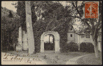 NAINVILLE-LES-ROCHES.- Ruines du château (25 août 1915).