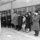 Les personnalités politiques, communales et artistiques, famille et amis de Jean COCTEAU écoutent l'allocution prononcée devant le collège, boulevard Sadi Carnot, 22 mars 1964, 1 négatif noir et blanc, et 1 photographie, 1964.