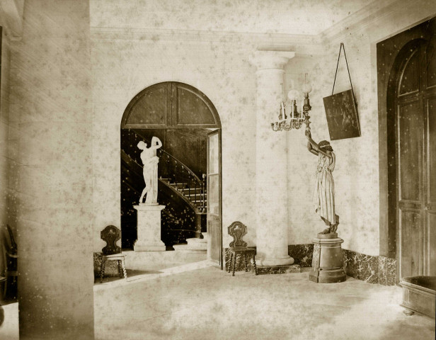MEREVILLE. - Château intérieur : péristyle et escalier du château, (1874). 