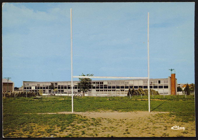 Brétigny-sur-Orge.- Ecole Langevin-Wallon et stade (architectes Gilbert et Duplant [1975-1982] 