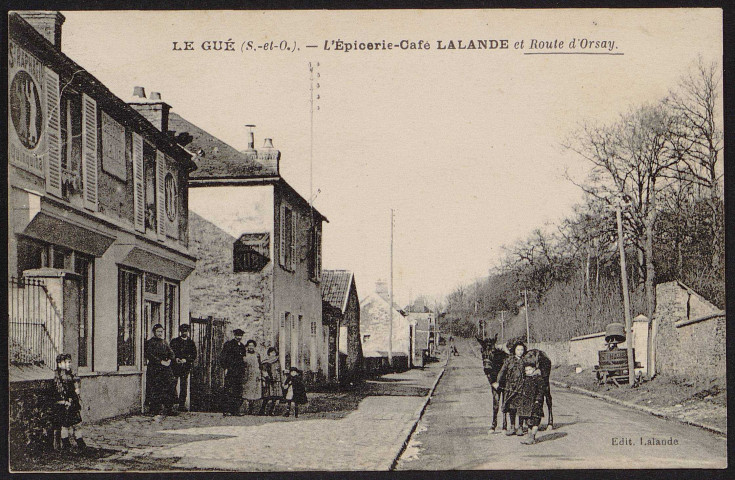 MARCOUSSIS.- Le Gué : L'épicerie-café Lalande et route d'Orsay [1920-1930].