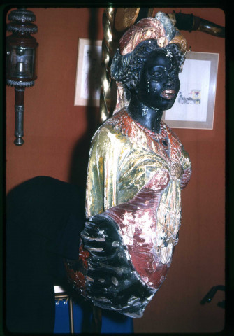 Femme de couleur (élément de manège forain), bois, 1963, diapositive, couleur.