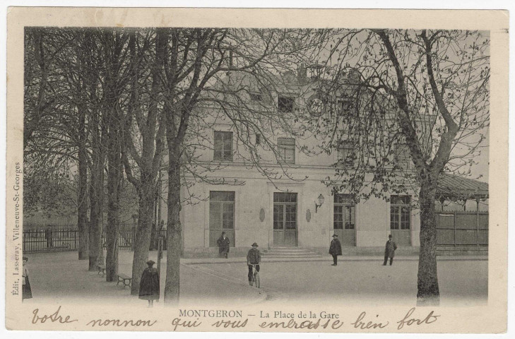MONTGERON. - La place de la gare [Editeur Lasseray, 1905, timbre à 10 centimes]. 