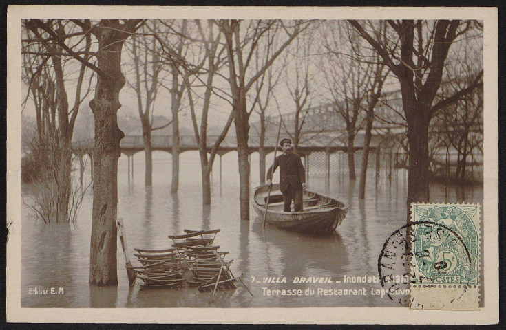 Draveil.- Inondation de 1910. Villa-Draveil : Terrasse du restaurant Lapreuvote (7 août 1910). 