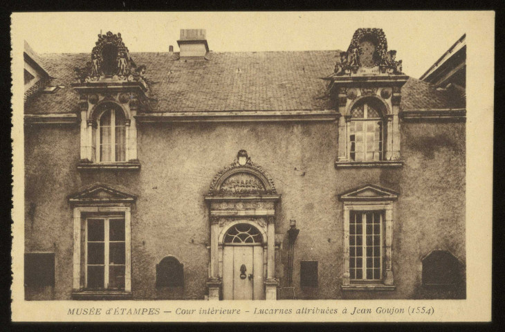 ETAMPES. - Musée d'Etampes, cour intérieure, lucarnes attribuées à Jean Goujon (1554). Collection artistique Rameau, sépia. 