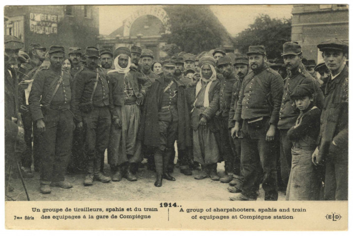 Un groupe de tirailleurs, spahis et du train des équipages à la gare de Compiègne.