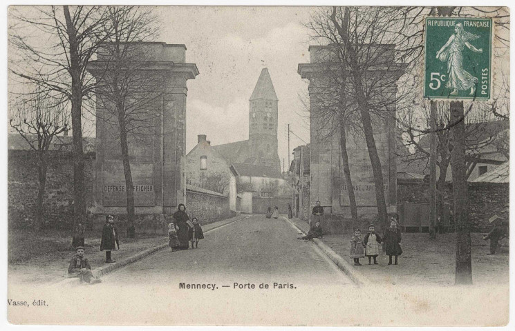 MENNECY. - Porte de Paris [Editeur Vasse, 1908, timbre à 5 centimes]. 