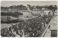 CORBEIL-ESSONNES. - Concours de manoeuvres de pompes (1906). Défilé sur le pont, Mardelet. 