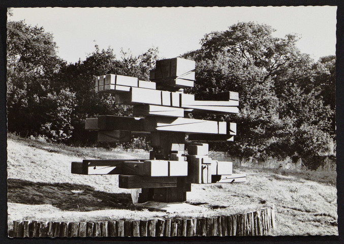 Marta Colvin. Sculpture exposée au hameau de la Faisanderie (13 mai 1973).
