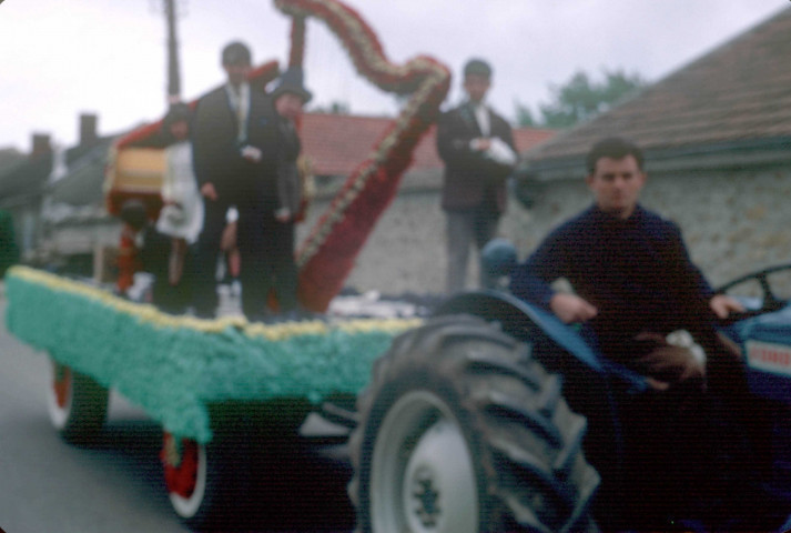 CHEPTAINVILLE. - Fête communale, défilé des chars [scène animée] ; couleur ; 5 cm x 5 cm [diapositive] (1968). 