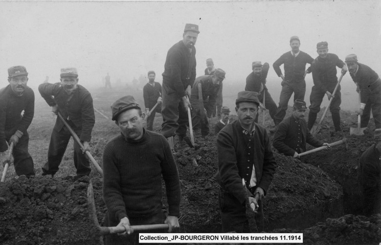 VILLABE.- Soldats, officiers et sous-officiers du 40e régiment d'infanterie territoriale au creusement de tranchées et redoute, et dans le bourg, novembre 1914, 6 photographies.