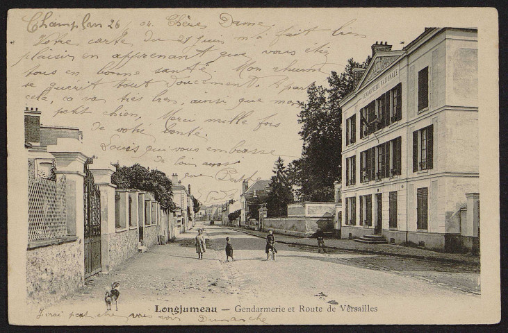 LONGJUMEAU.- Gendarmerie et route de Versailles (26 juin 1904).