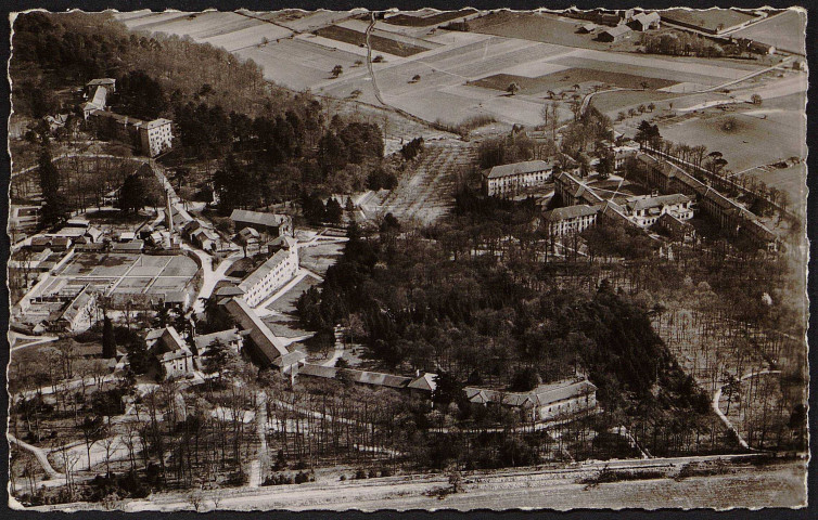 Briis-sous-Forges.- Sanatorium de Bligny : vue aérienne, survol à 300 m. (26 octobre 1956) 