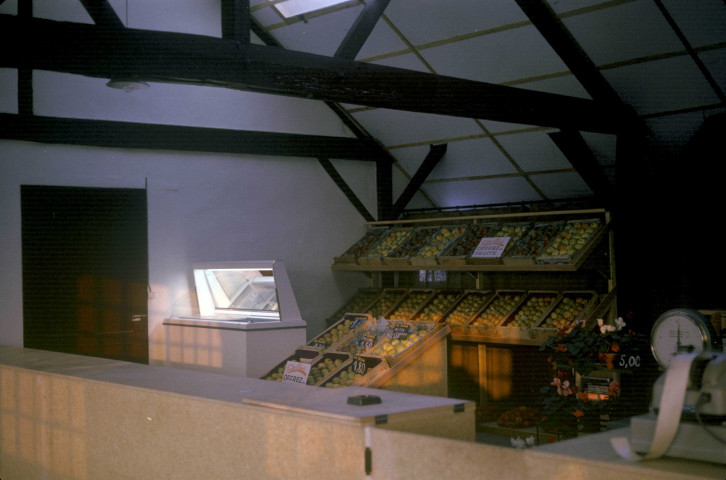CHEPTAINVILLE. - Magasin Les Cinq Fermes, intérieur du bâtiment ; couleur ; 5 cm x 5 cm [diapositive] (1963). 