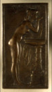 plaque de bronze rectangulaire : Femme à la toilette