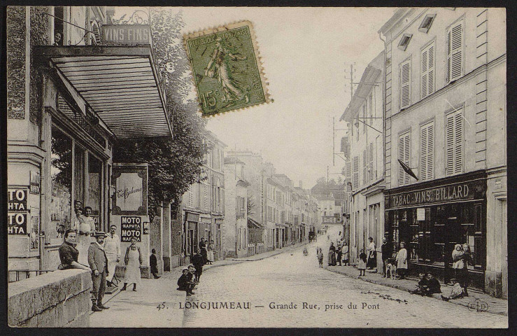 LONGJUMEAU.- Grande rue prise du pont (12 septembre 1917).