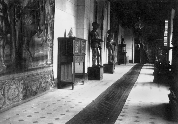 CHAMARANDE. - Intérieur du château, vue d'ensemble du vestibule [v. 1940 - 1944 ; don de M. Heinrich Heill] ; noir et blanc ; 8, 5 cm x 12 cm (2010). 