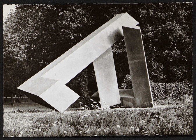 Tual Pierrick. Sculpture exposée au hameau de la Faisanderie (13 mai 1973).