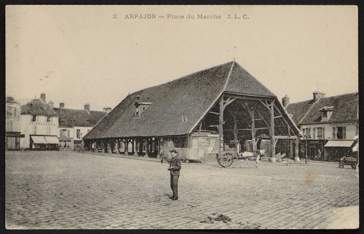 Arpajon.- Place du marché et halle [1904-1930]. 