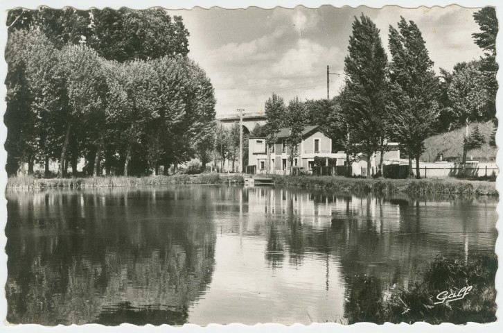 ORSAY. - Le lac sur le viaduc. Collection Camaly, 1967, 1 timbre à 25 centimes. 